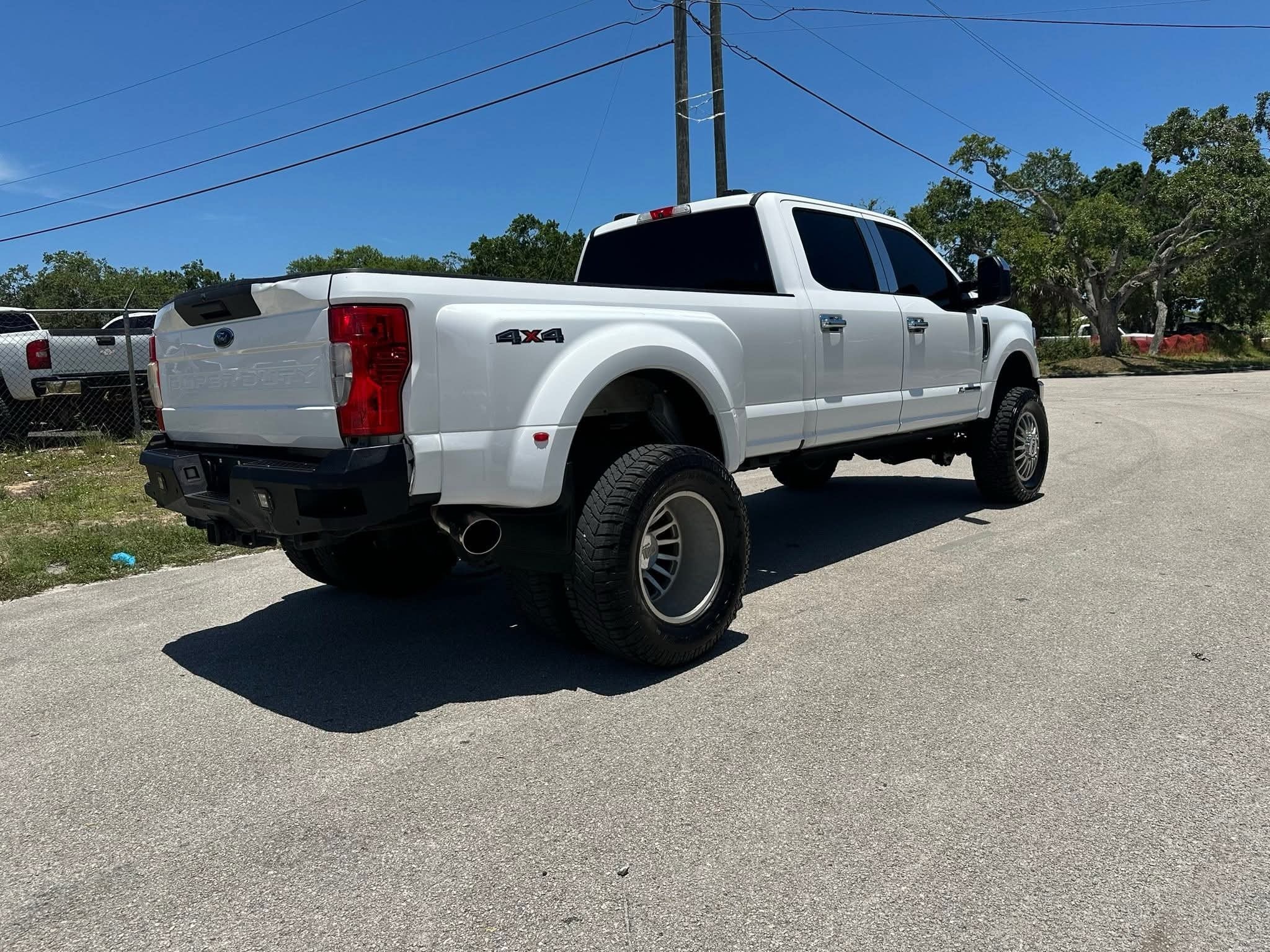 
								2022 Ford super duty F350 full									