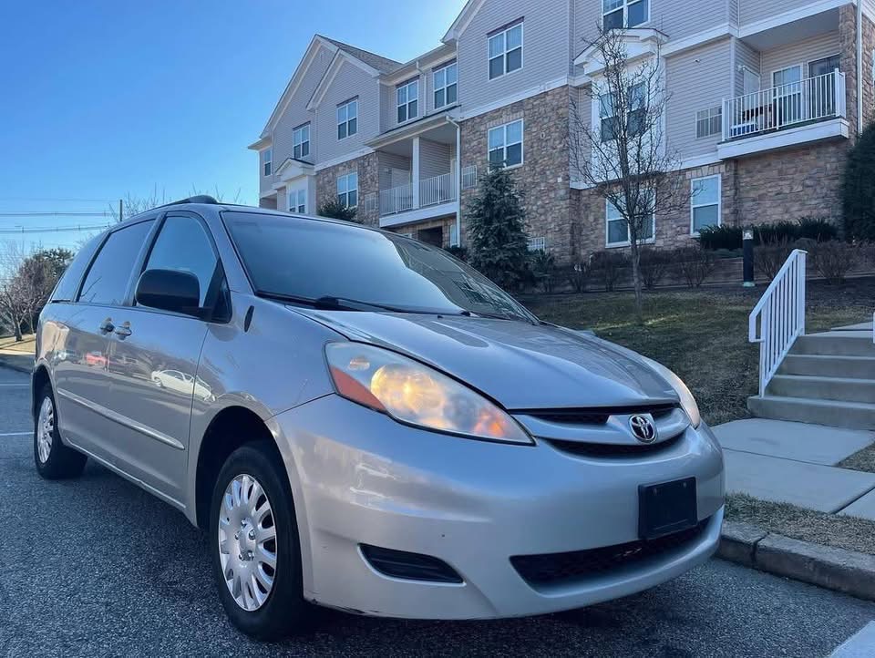 
								2008 Toyota Sienna full									
