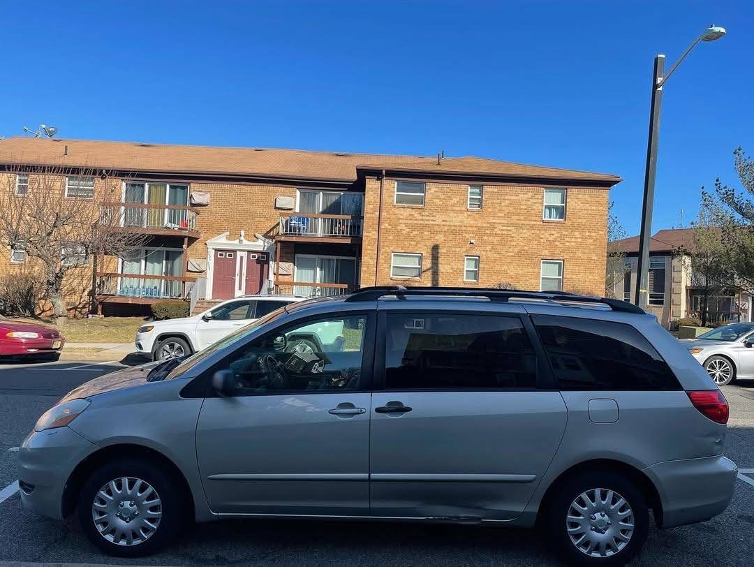 
								2008 Toyota Sienna full									