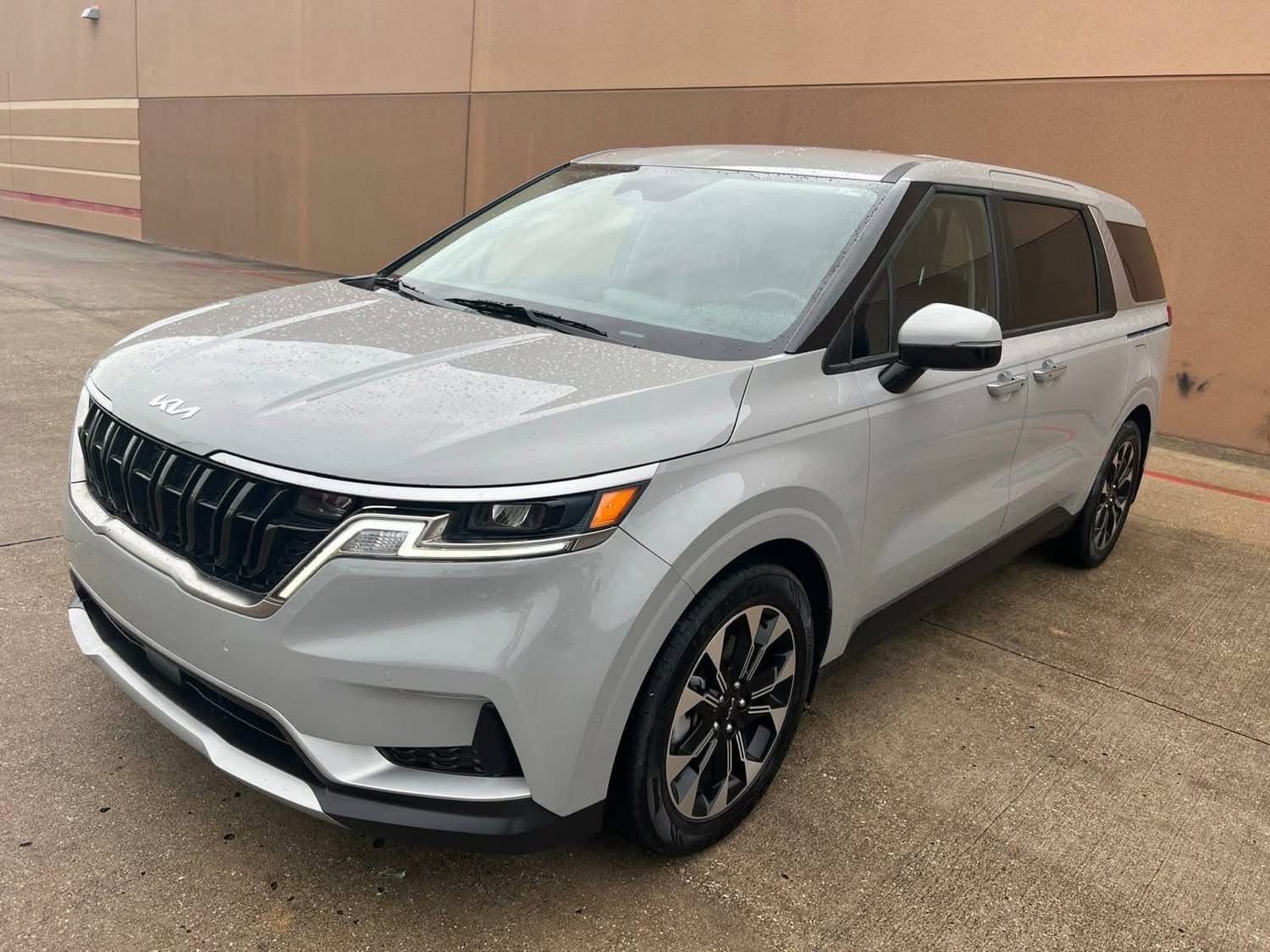 
								2024 Kia Carnival full									