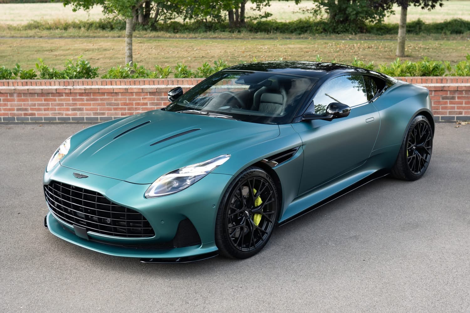 
								2024 Aston Martin DB12 V8 full									
