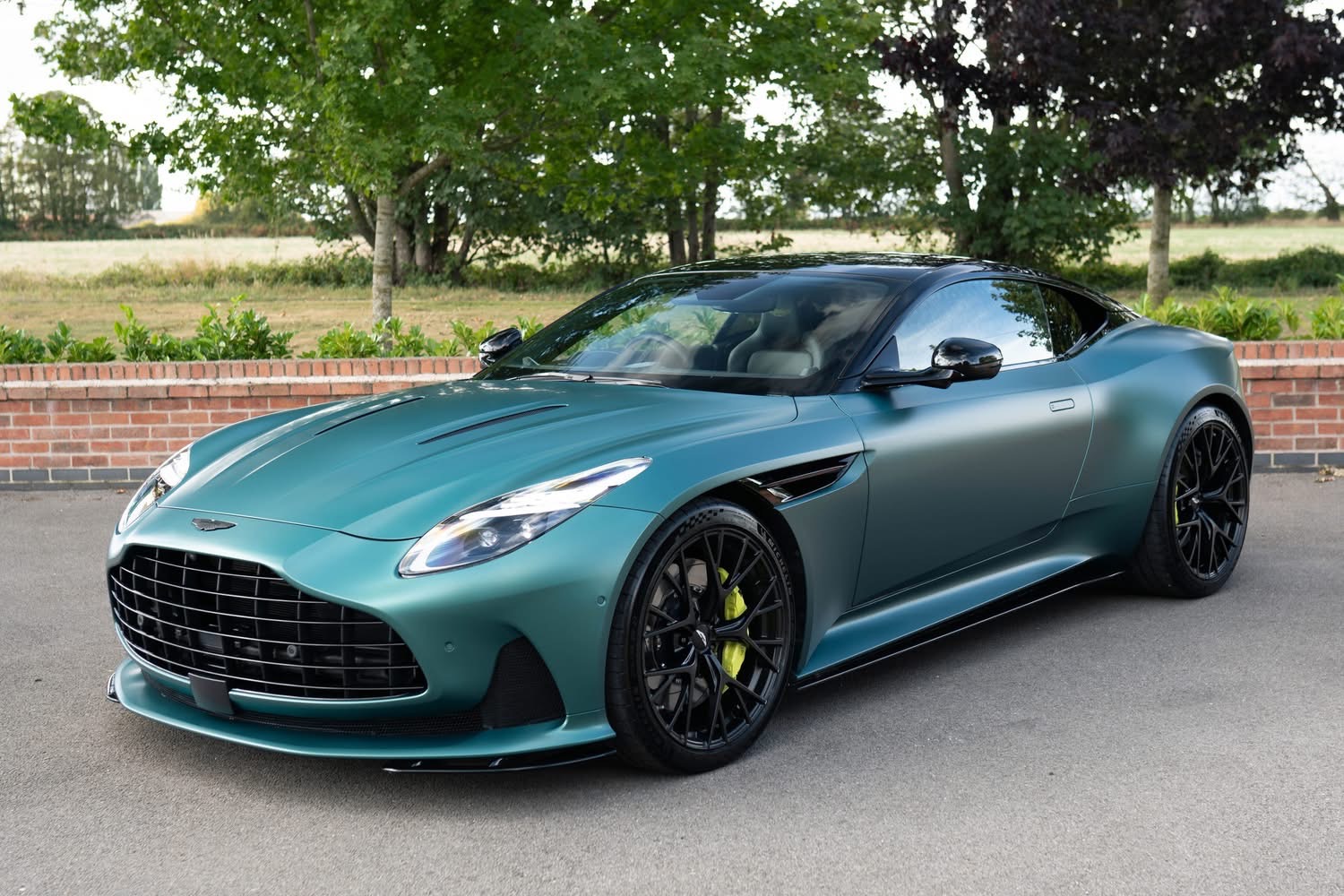 
								2024 Aston Martin DB12 V8 full									