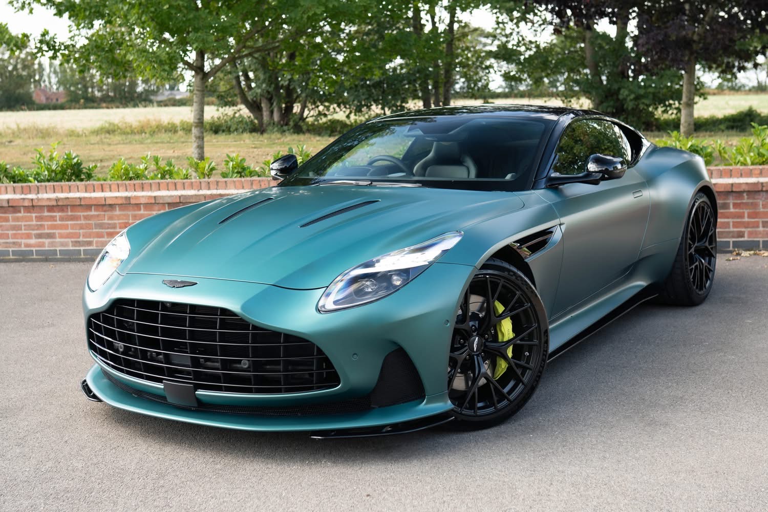 
								2024 Aston Martin DB12 V8 full									