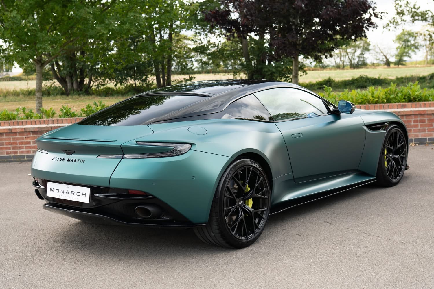 
								2024 Aston Martin DB12 V8 full									