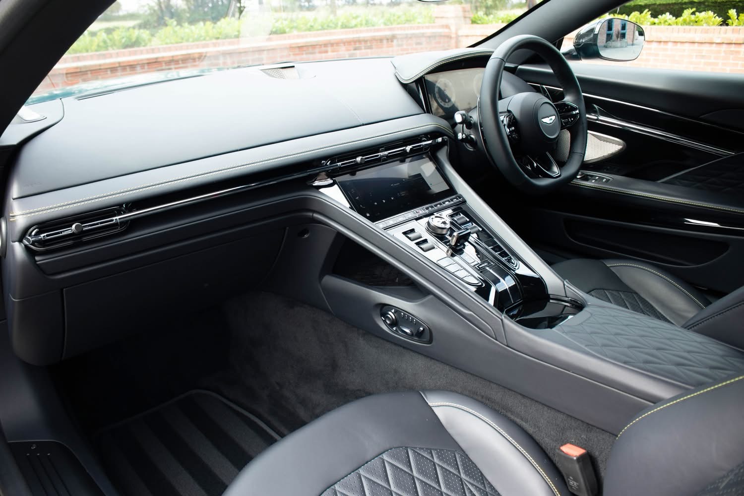 
								2024 Aston Martin DB12 V8 full									