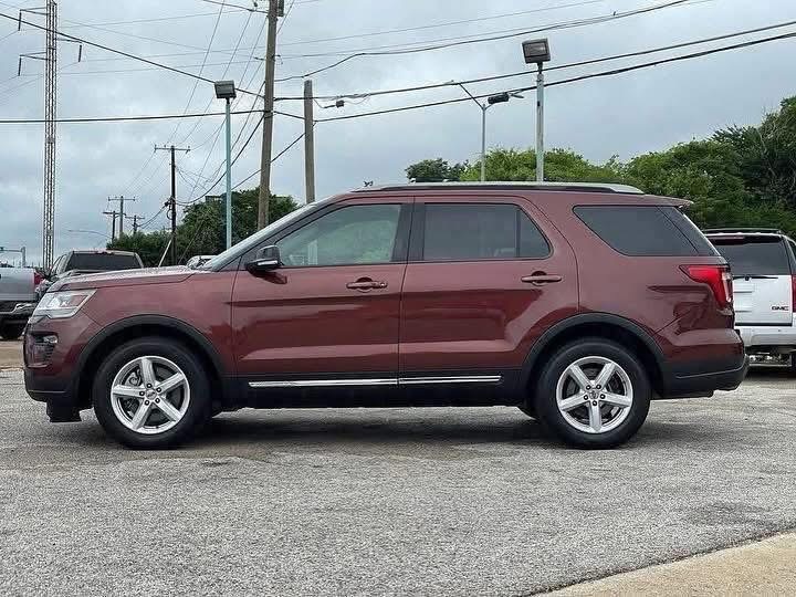 
								2018 Ford Explorer XLT full									