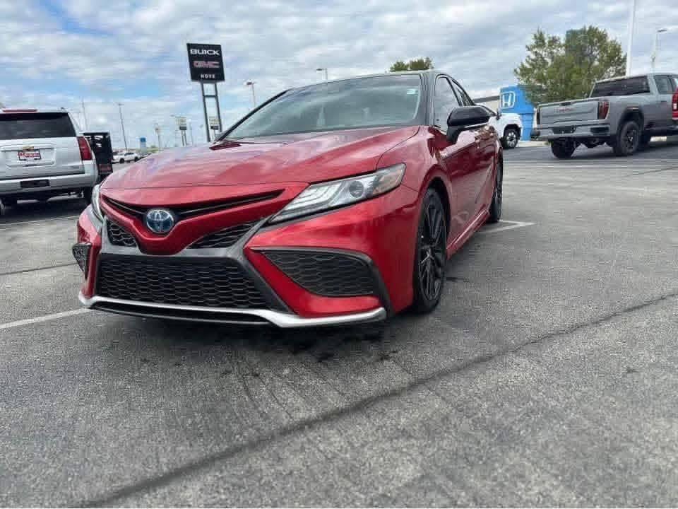 
								2021 Toyota Camry Hybrid XSE full									