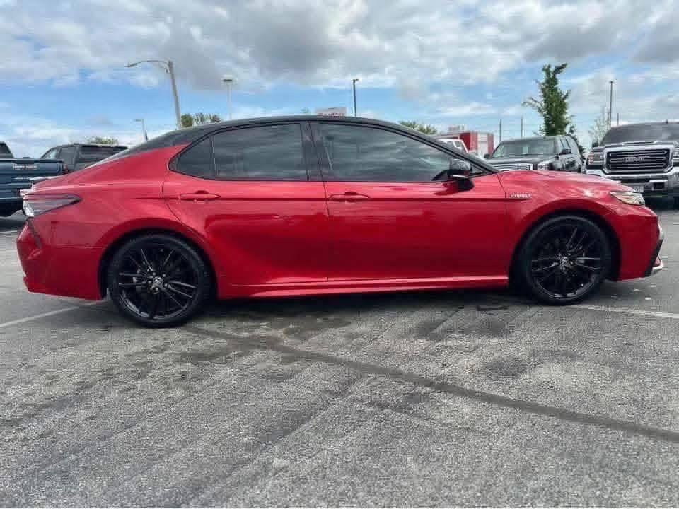 
								2021 Toyota Camry Hybrid XSE full									