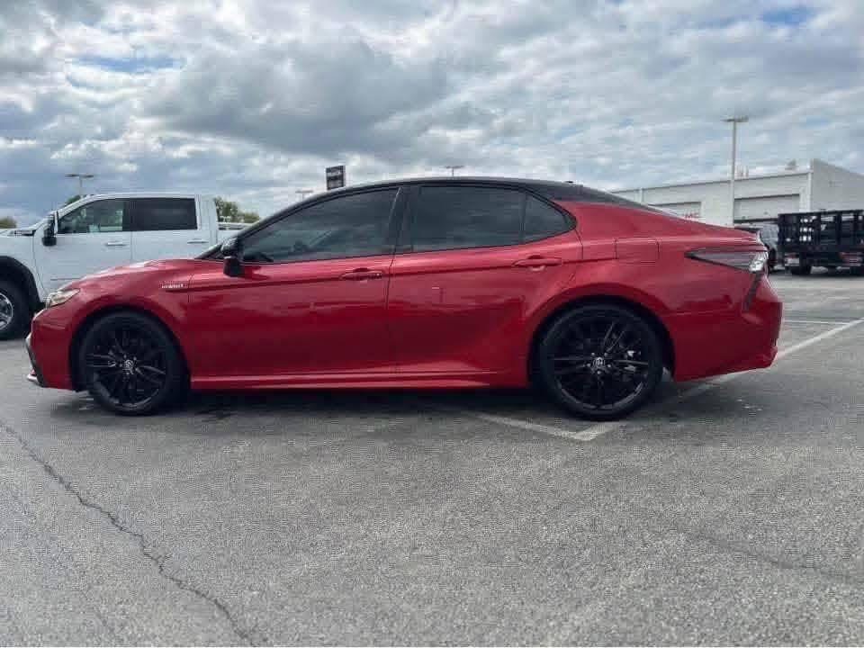 
								2021 Toyota Camry Hybrid XSE full									