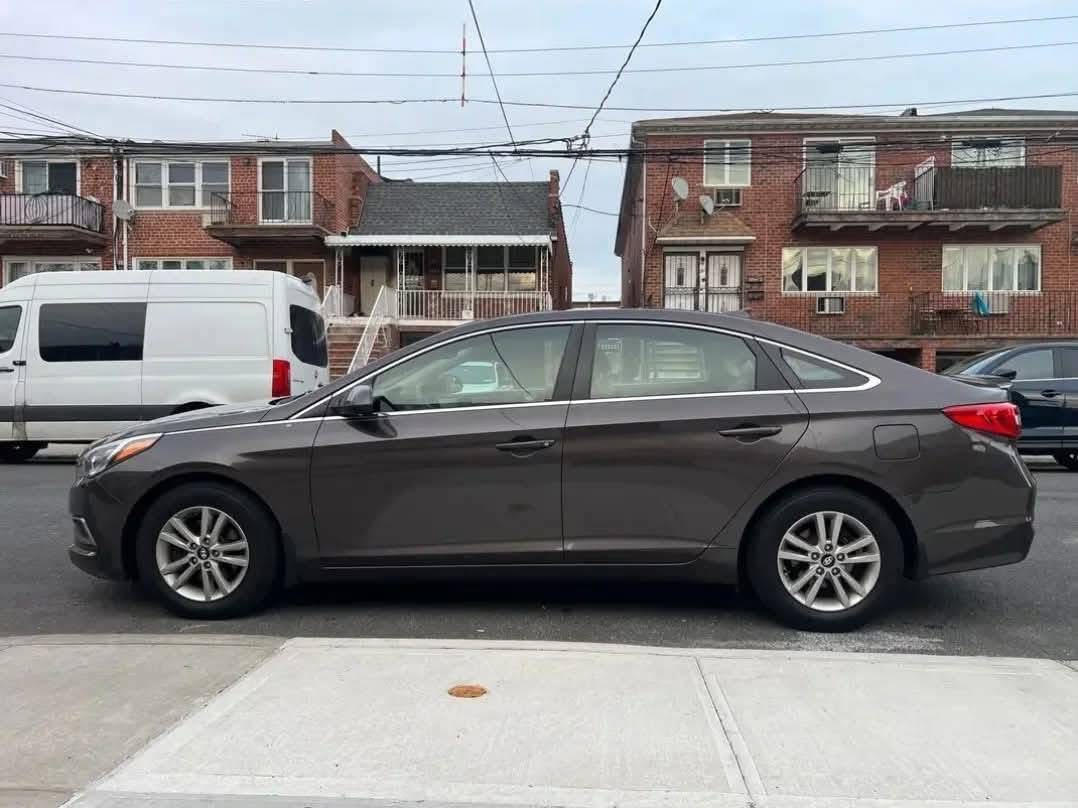 
								2016 Hyundai Sonata · SE Sedan 4D full									