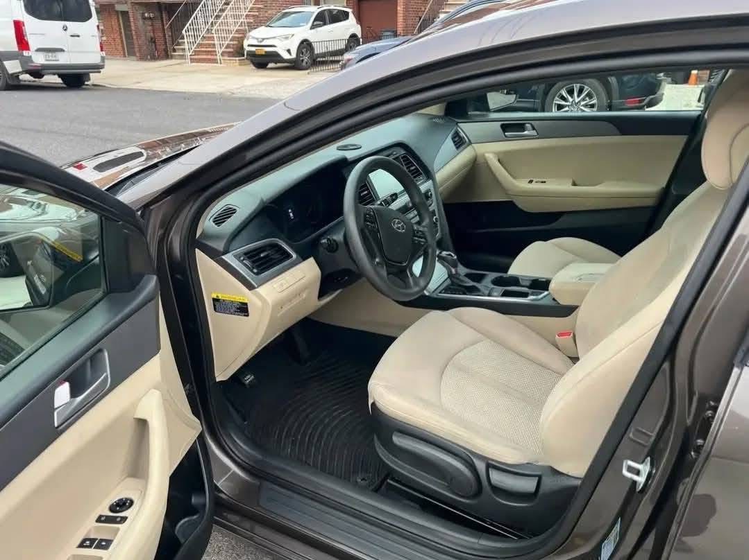 
								2016 Hyundai Sonata · SE Sedan 4D full									