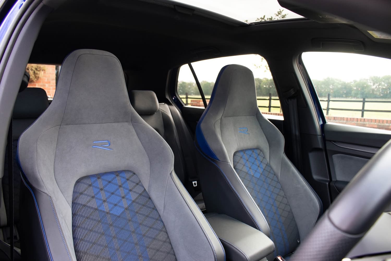 
								2025 Volkswagen Golf R Black Edition MK8.5 full									