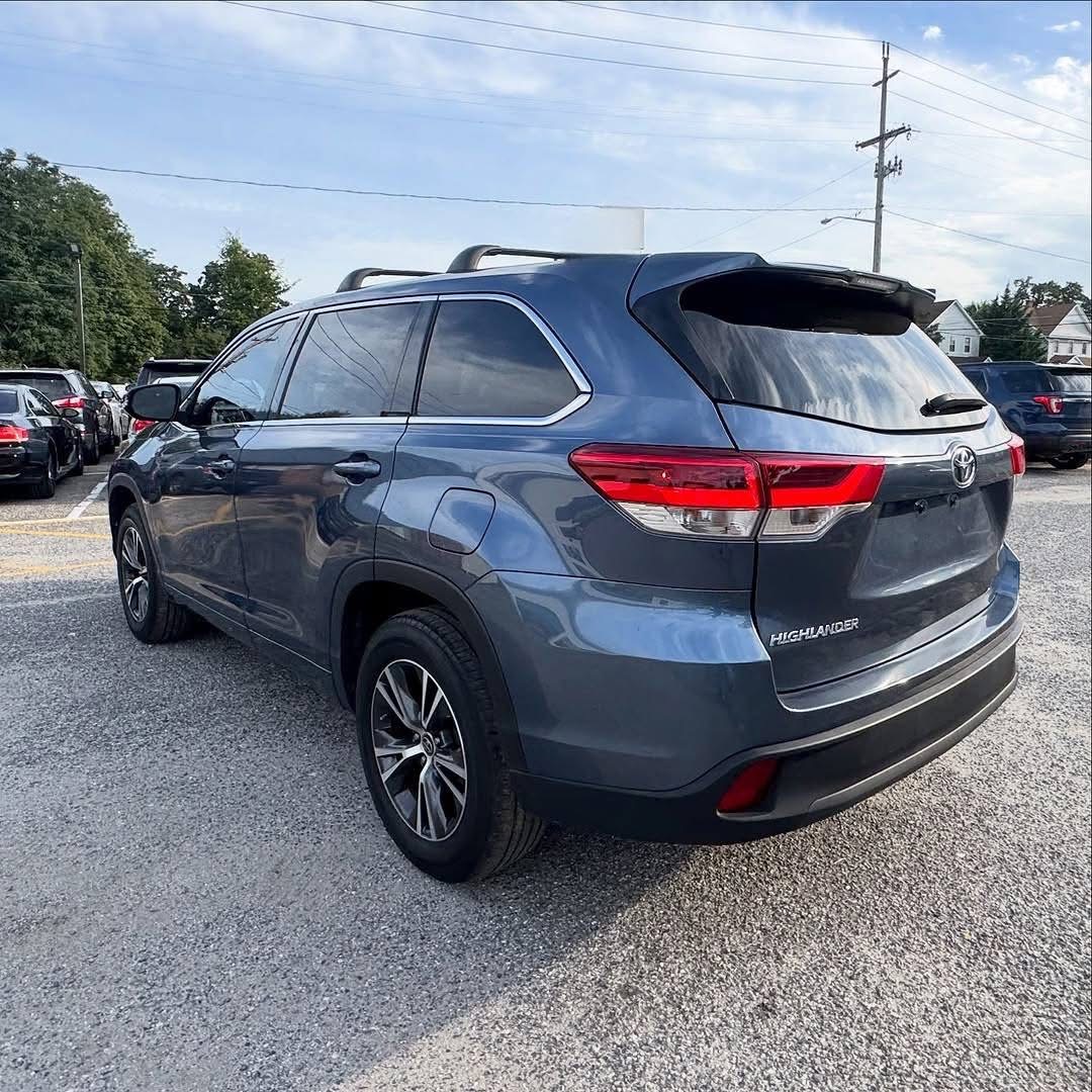 
								2017 Toyota Highlander LE full									