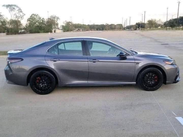 
								2019 Toyota Camry SE (4-door sedan) full									