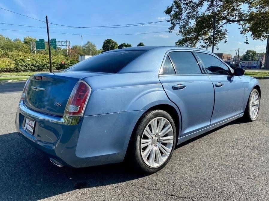 
								2011 Chrysler 300 Limited RWD full									