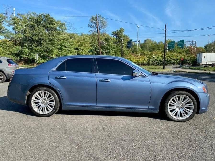 
								2011 Chrysler 300 Limited RWD full									