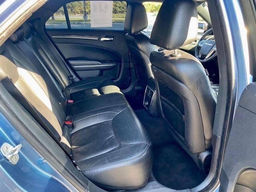 
								2011 Chrysler 300 Limited RWD full									