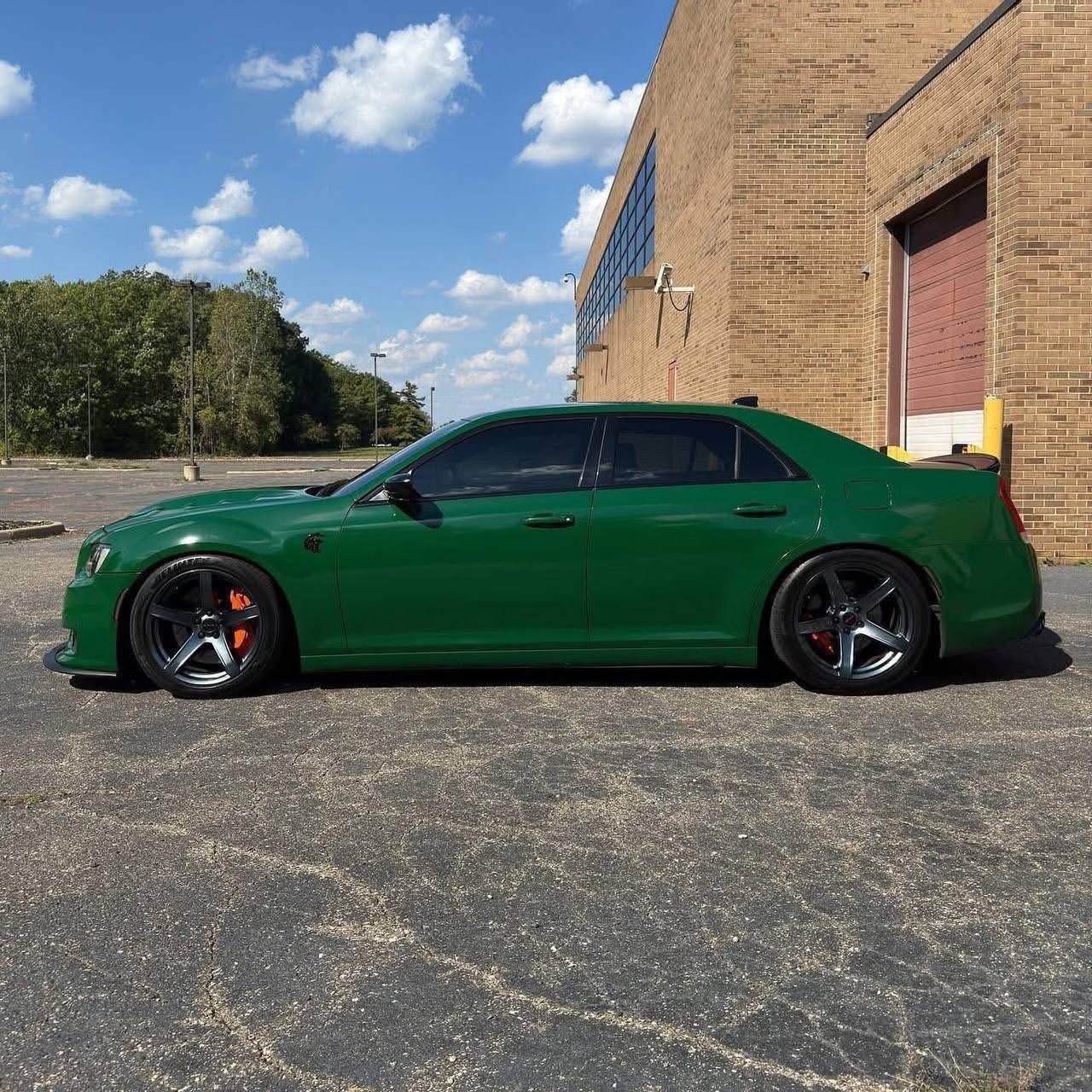 
								2015 Chrysler 300 SRT full									