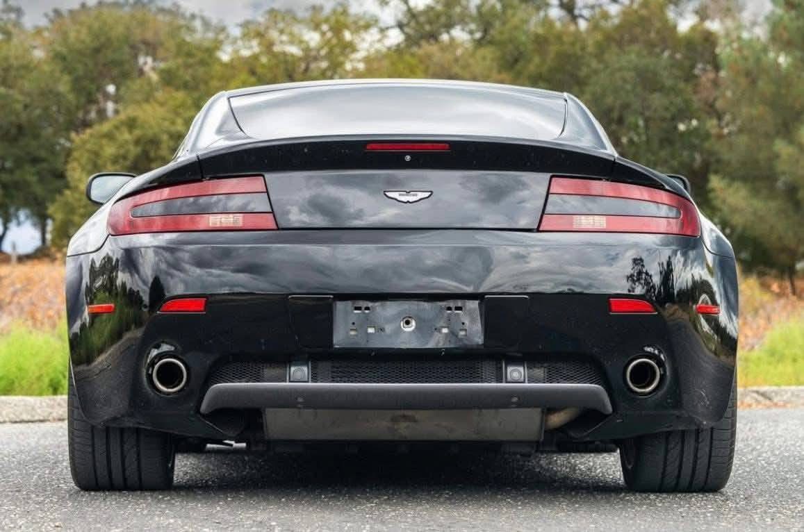 
								2009 Aston Martin V8 Vantage full									